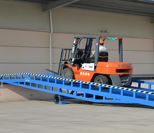 兴仁移动式卸货平台（叉车用）